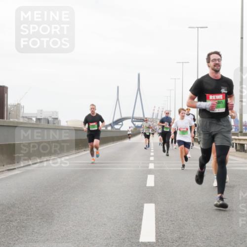 03.10.2025 - Köhlbrandbrückenlauf Matties Gatica Varas http://msf.ph/oto/9186984 03.10.2025 15:48:25 Position 3 10 meine-sportfotos.de
