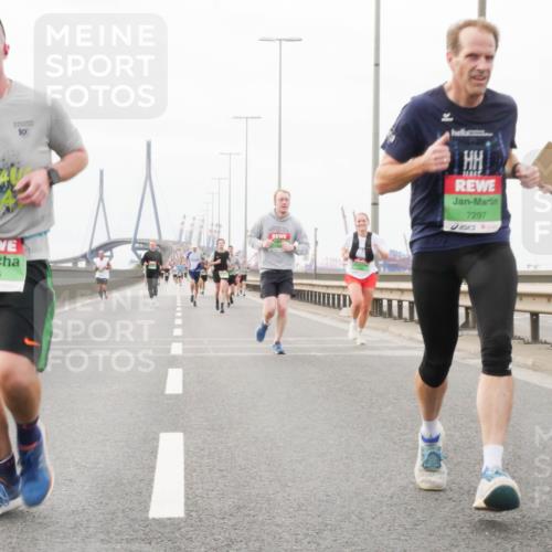 03.10.2025 - Köhlbrandbrückenlauf Matties Gatica Varas http://msf.ph/oto/9187028 03.10.2025 15:48:36 Position 3 10, 7485, 1141, 7297 meine-sportfotos.de