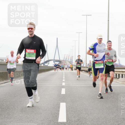 03.10.2025 - Köhlbrandbrückenlauf Matties Gatica Varas http://msf.ph/oto/9187072 03.10.2025 15:48:47 Position 3 7224, 7409, 7239 meine-sportfotos.de