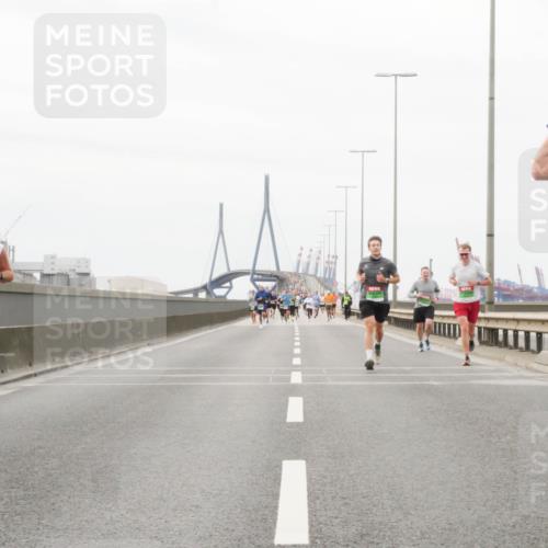 03.10.2025 - Köhlbrandbrückenlauf Matties Gatica Varas http://msf.ph/oto/9187079 03.10.2025 15:48:48 Position 3 74 meine-sportfotos.de