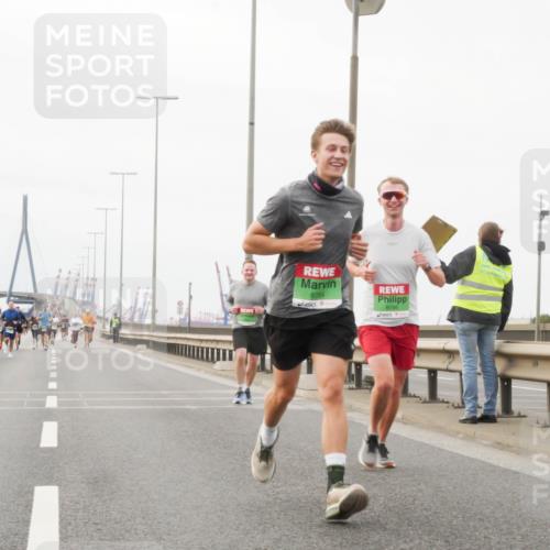 03.10.2025 - Köhlbrandbrückenlauf Matties Gatica Varas http://msf.ph/oto/9187097 03.10.2025 15:48:52 Position 3 8784, 8786 meine-sportfotos.de