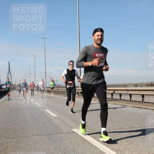 03.10.2025 - Köhlbrandbrückenlauf Yannick Fuchs http://msf.ph/oto/9187171 03.10.2025 11:45:40 Position 3  meine-sportfotos.de