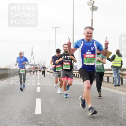 03.10.2025 - Köhlbrandbrückenlauf Matties Gatica Varas http://msf.ph/oto/9187186 03.10.2025 15:49:20 Position 3 071 meine-sportfotos.de