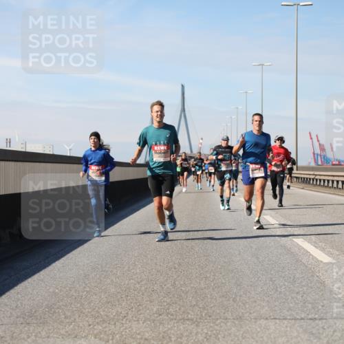 03.10.2025 - Köhlbrandbrückenlauf Yannick Fuchs http://msf.ph/oto/9187207 03.10.2025 11:45:44 Position 3 2025, 4137, 6097 meine-sportfotos.de