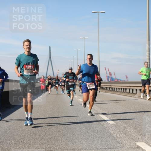 03.10.2025 - Köhlbrandbrückenlauf Yannick Fuchs http://msf.ph/oto/9187216 03.10.2025 11:45:44 Position 3 2025, 4137, 4130, 6097 meine-sportfotos.de