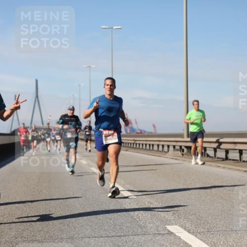 03.10.2025 - Köhlbrandbrückenlauf Yannick Fuchs http://msf.ph/oto/9187226 03.10.2025 11:45:45 Position 3 2025, 4137, 1, 15, 6097 meine-sportfotos.de
