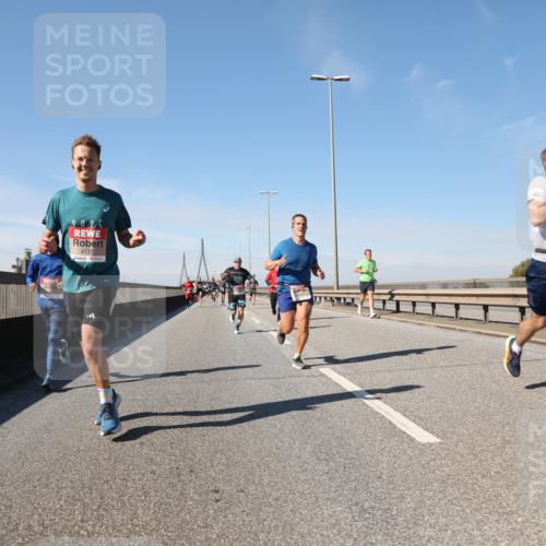 03.10.2025 - Köhlbrandbrückenlauf Yannick Fuchs http://msf.ph/oto/9187240 03.10.2025 11:45:46 Position 3 2025, 4137, 6097 meine-sportfotos.de