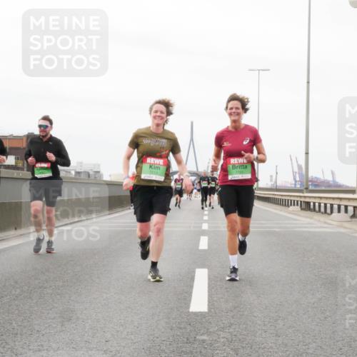 03.10.2025 - Köhlbrandbrückenlauf Matties Gatica Varas http://msf.ph/oto/9187252 03.10.2025 15:49:36 Position 3 7213, 7151 meine-sportfotos.de
