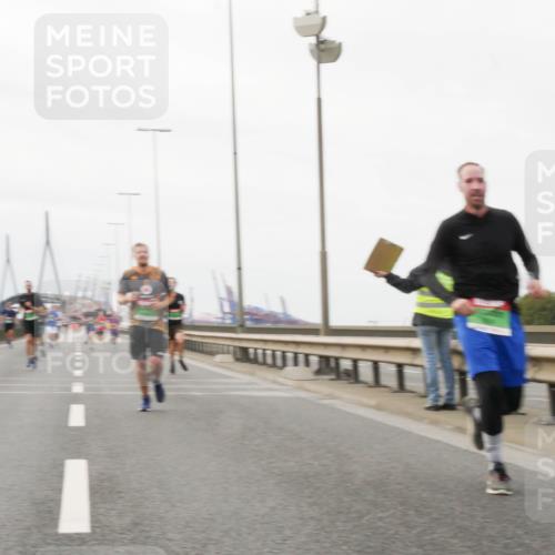 03.10.2025 - Köhlbrandbrückenlauf Matties Gatica Varas http://msf.ph/oto/9187297 03.10.2025 15:49:46 Position 3  meine-sportfotos.de
