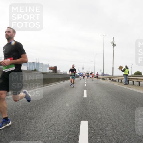 03.10.2025 - Köhlbrandbrückenlauf Matties Gatica Varas http://msf.ph/oto/9187324 03.10.2025 15:49:53 Position 3  meine-sportfotos.de