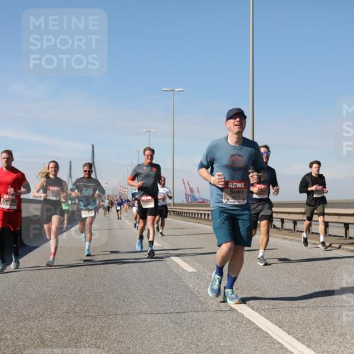 03.10.2025 - Köhlbrandbrückenlauf Yannick Fuchs http://msf.ph/oto/9187343 03.10.2025 11:45:52 Position 3 4271 meine-sportfotos.de