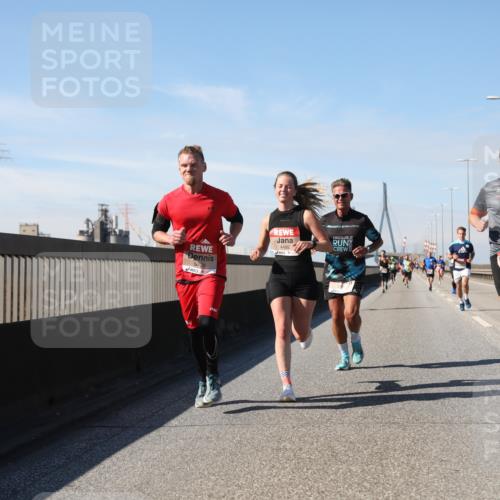 03.10.2025 - Köhlbrandbrückenlauf Yannick Fuchs http://msf.ph/oto/9187362 03.10.2025 11:45:53 Position 3 1300, 4492, 5871, 573 meine-sportfotos.de