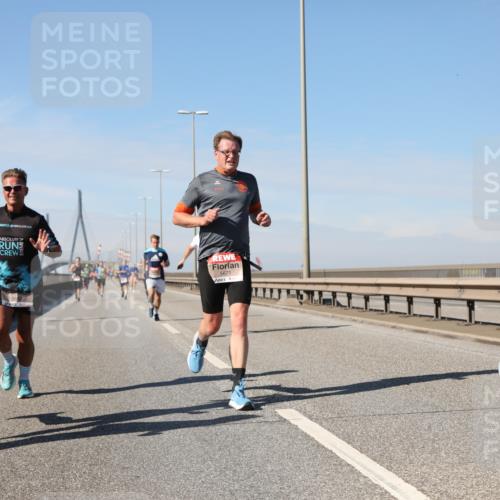 03.10.2025 - Köhlbrandbrückenlauf Yannick Fuchs http://msf.ph/oto/9187370 03.10.2025 11:45:53 Position 3 4492, 5671, 4622 meine-sportfotos.de