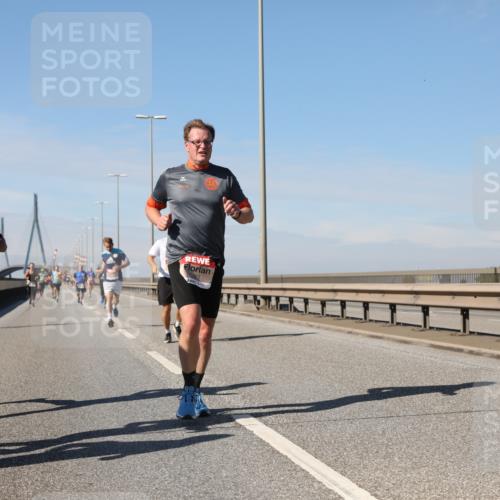 03.10.2025 - Köhlbrandbrückenlauf Yannick Fuchs http://msf.ph/oto/9187372 03.10.2025 11:45:53 Position 3 92 meine-sportfotos.de