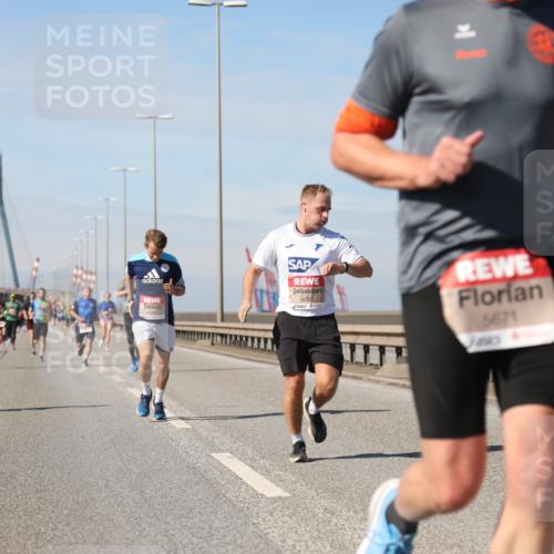 03.10.2025 - Köhlbrandbrückenlauf Yannick Fuchs http://msf.ph/oto/9187378 03.10.2025 11:45:54 Position 3 4250, 5671 meine-sportfotos.de