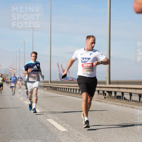 03.10.2025 - Köhlbrandbrückenlauf Yannick Fuchs http://msf.ph/oto/9187386 03.10.2025 11:45:54 Position 3 4250 meine-sportfotos.de