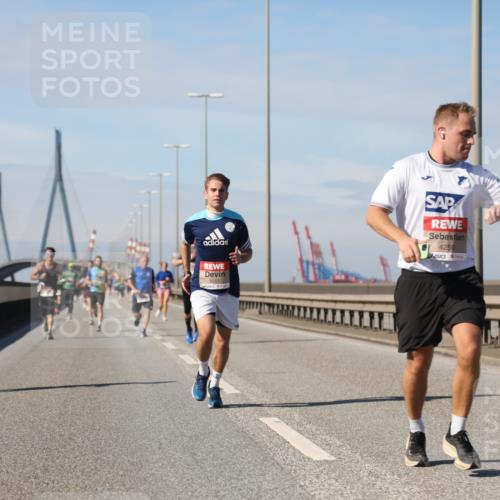 03.10.2025 - Köhlbrandbrückenlauf Yannick Fuchs http://msf.ph/oto/9187389 03.10.2025 11:45:55 Position 3 4250, 5011 meine-sportfotos.de