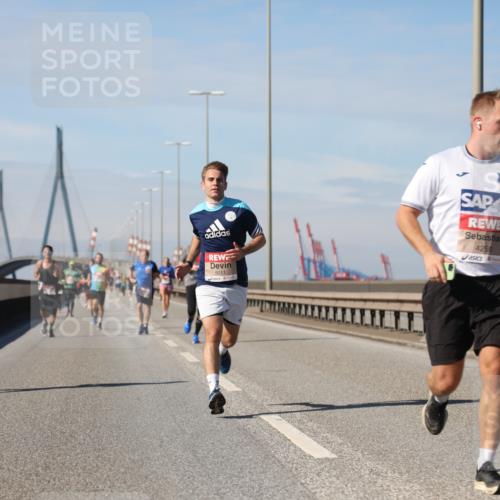 03.10.2025 - Köhlbrandbrückenlauf Yannick Fuchs http://msf.ph/oto/9187393 03.10.2025 11:45:55 Position 3 5011, 4250 meine-sportfotos.de