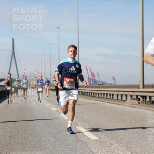03.10.2025 - Köhlbrandbrückenlauf Yannick Fuchs http://msf.ph/oto/9187401 03.10.2025 11:45:55 Position 3 5011, 4250 meine-sportfotos.de