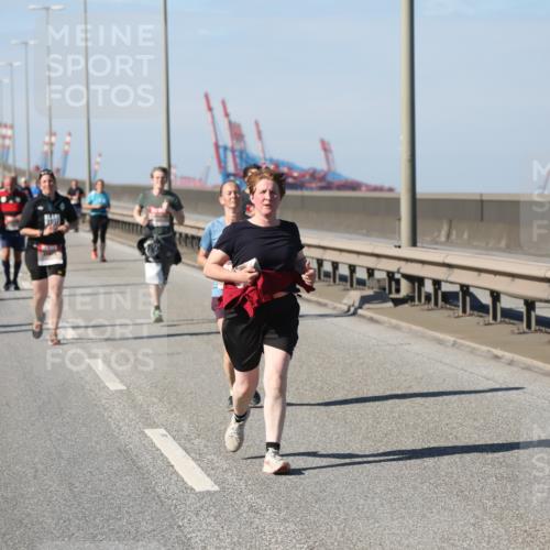 03.10.2025 - Köhlbrandbrückenlauf Yannick Fuchs http://msf.ph/oto/9187450 03.10.2025 12:06:43 Position 3  meine-sportfotos.de
