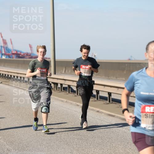 03.10.2025 - Köhlbrandbrückenlauf Yannick Fuchs http://msf.ph/oto/9187516 03.10.2025 12:06:47 Position 3 26, 5829, 6820, 5066, 2516 meine-sportfotos.de