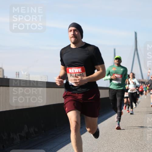 03.10.2025 - Köhlbrandbrückenlauf Yannick Fuchs http://msf.ph/oto/9187545 03.10.2025 11:46:06 Position 3  meine-sportfotos.de
