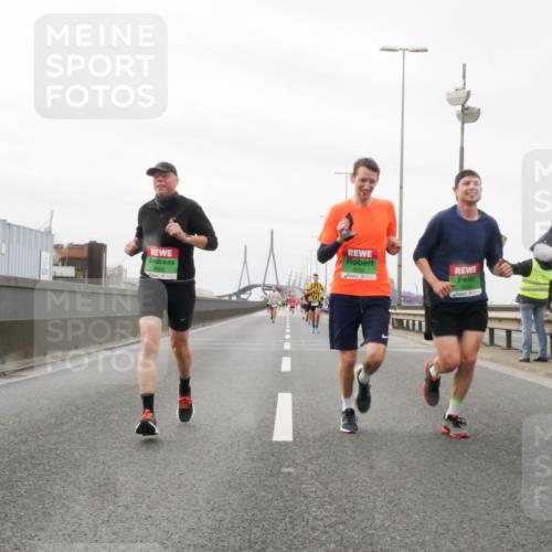 03.10.2025 - Köhlbrandbrückenlauf Matties Gatica Varas http://msf.ph/oto/9187635 03.10.2025 15:51:04 Position 3 8802, 8805, 8804 meine-sportfotos.de