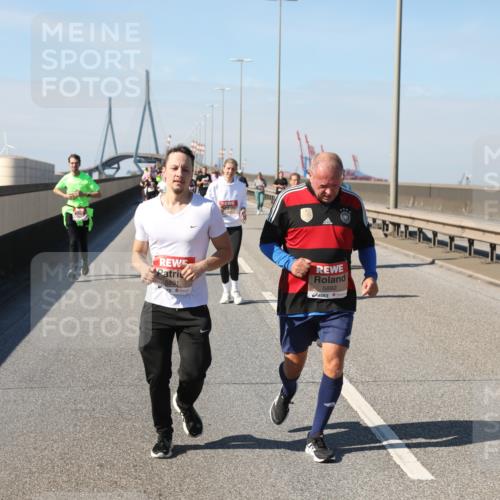 03.10.2025 - Köhlbrandbrückenlauf Yannick Fuchs http://msf.ph/oto/9187636 03.10.2025 12:06:54 Position 3 5891, 5892 meine-sportfotos.de