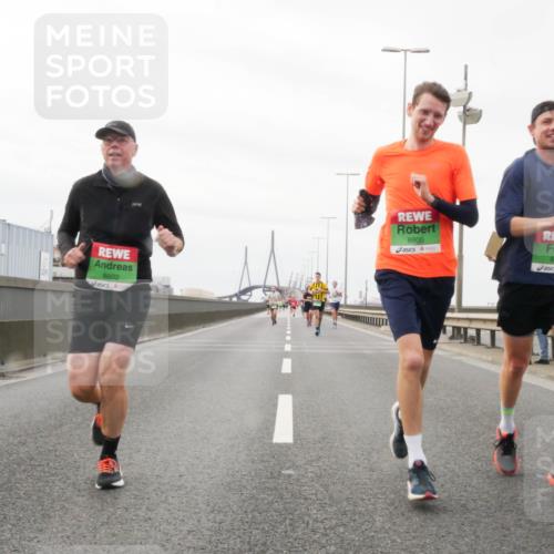 03.10.2025 - Köhlbrandbrückenlauf Matties Gatica Varas http://msf.ph/oto/9187638 03.10.2025 15:51:05 Position 3 8802, 8805, 8803 meine-sportfotos.de