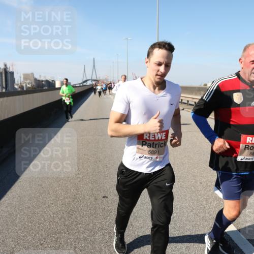 03.10.2025 - Köhlbrandbrückenlauf Yannick Fuchs http://msf.ph/oto/9187672 03.10.2025 12:06:56 Position 3 5891, 5892 meine-sportfotos.de