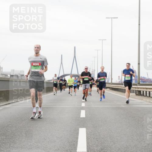 03.10.2025 - Köhlbrandbrückenlauf Matties Gatica Varas http://msf.ph/oto/9187758 03.10.2025 15:51:34 Position 3 9572 meine-sportfotos.de