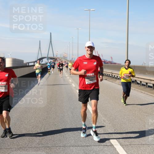 03.10.2025 - Köhlbrandbrückenlauf Yannick Fuchs http://msf.ph/oto/9187933 03.10.2025 11:46:41 Position 3 15, 6081, 15, 6655 meine-sportfotos.de