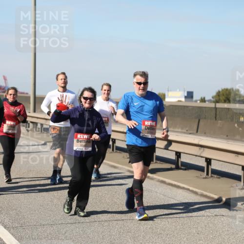 03.10.2025 - Köhlbrandbrückenlauf Yannick Fuchs http://msf.ph/oto/9188000 03.10.2025 12:07:20 Position 3 5621, 6597, 5511 meine-sportfotos.de