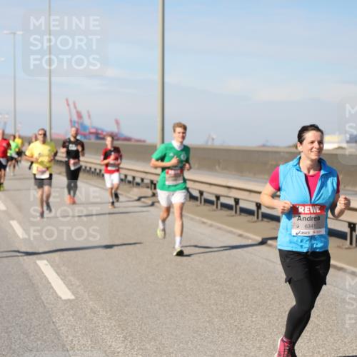 03.10.2025 - Köhlbrandbrückenlauf Yannick Fuchs http://msf.ph/oto/9188020 03.10.2025 11:46:47 Position 3 6341, 6706 meine-sportfotos.de