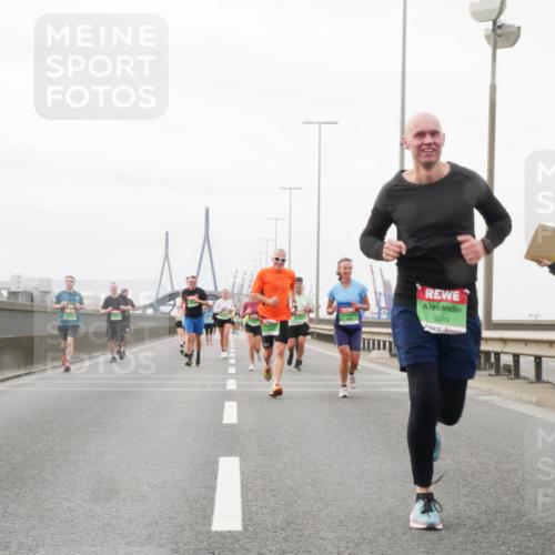 03.10.2025 - Köhlbrandbrückenlauf Matties Gatica Varas http://msf.ph/oto/9188034 03.10.2025 15:52:36 Position 3 9349 meine-sportfotos.de