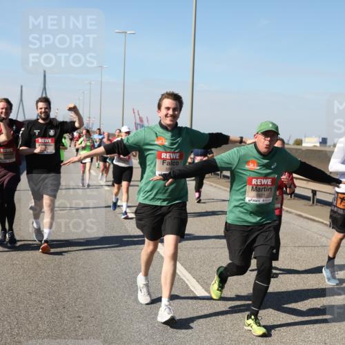03.10.2025 - Köhlbrandbrückenlauf Yannick Fuchs http://msf.ph/oto/9188046 03.10.2025 12:07:22 Position 3 5587, 5621 meine-sportfotos.de