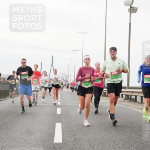 03.10.2025 - Köhlbrandbrückenlauf Matties Gatica Varas http://msf.ph/oto/9188056 03.10.2025 15:52:42 Position 3 7528, 9323, 7529 meine-sportfotos.de