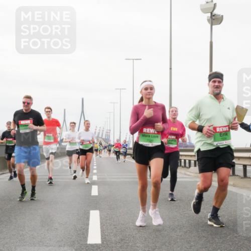 03.10.2025 - Köhlbrandbrückenlauf Matties Gatica Varas http://msf.ph/oto/9188057 03.10.2025 15:52:42 Position 3 7528, 9323, 7529 meine-sportfotos.de