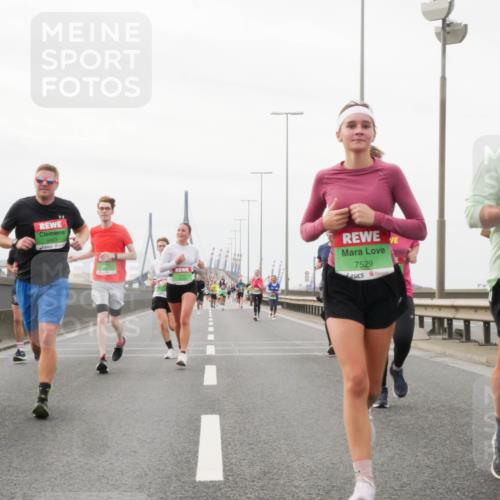 03.10.2025 - Köhlbrandbrückenlauf Matties Gatica Varas http://msf.ph/oto/9188060 03.10.2025 15:52:43 Position 3 8923, 7529, 7528 meine-sportfotos.de