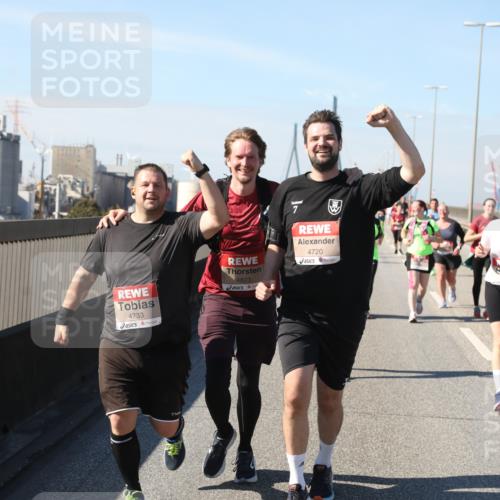03.10.2025 - Köhlbrandbrückenlauf Yannick Fuchs http://msf.ph/oto/9188062 03.10.2025 12:07:23 Position 3 4733, 4823, 4720 meine-sportfotos.de