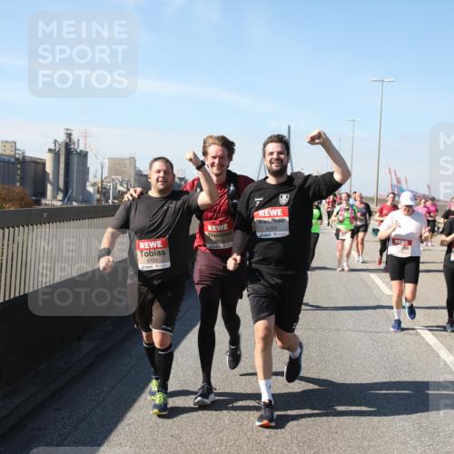 03.10.2025 - Köhlbrandbrückenlauf Yannick Fuchs http://msf.ph/oto/9188066 03.10.2025 12:07:23 Position 3 4733, 4720 meine-sportfotos.de