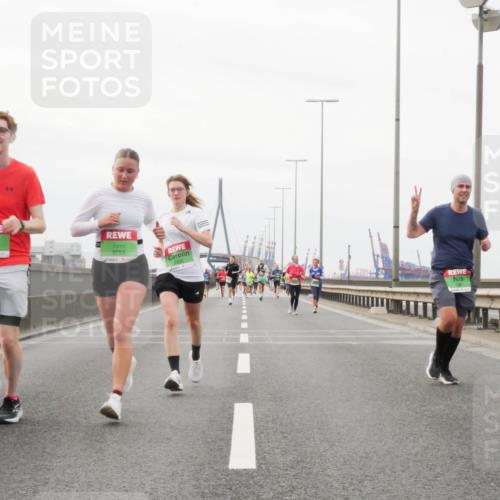 03.10.2025 - Köhlbrandbrückenlauf Matties Gatica Varas http://msf.ph/oto/9188070 03.10.2025 15:52:45 Position 3 9752, 9753 meine-sportfotos.de