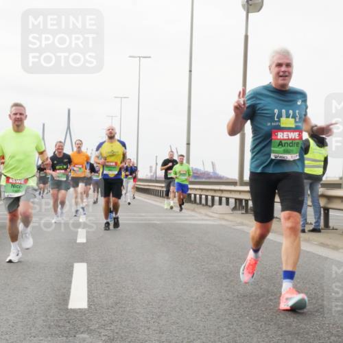 03.10.2025 - Köhlbrandbrückenlauf Matties Gatica Varas http://msf.ph/oto/9188136 03.10.2025 15:53:03 Position 3 9301, 2025, 39, 8826 meine-sportfotos.de