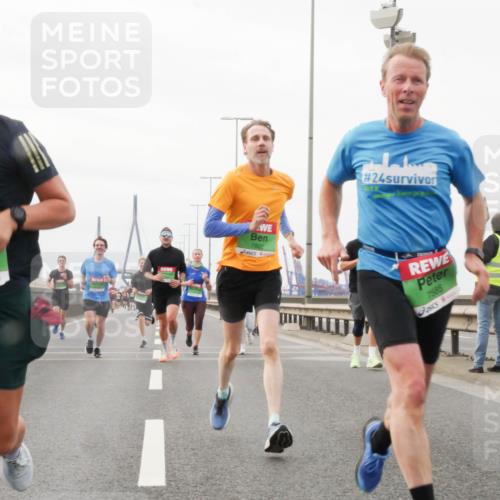 03.10.2025 - Köhlbrandbrückenlauf Matties Gatica Varas http://msf.ph/oto/9188154 03.10.2025 15:53:07 Position 3 50, 7708, 7822, 24, 7585 meine-sportfotos.de