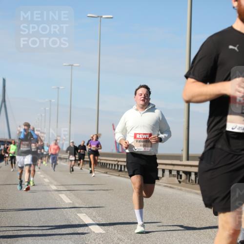 03.10.2025 - Köhlbrandbrückenlauf Yannick Fuchs http://msf.ph/oto/9188291 03.10.2025 11:47:14 Position 3 5617, 4856, 4117 meine-sportfotos.de