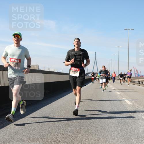 03.10.2025 - Köhlbrandbrückenlauf Yannick Fuchs http://msf.ph/oto/9188302 03.10.2025 11:47:15 Position 3 5845, 5817, 4856 meine-sportfotos.de