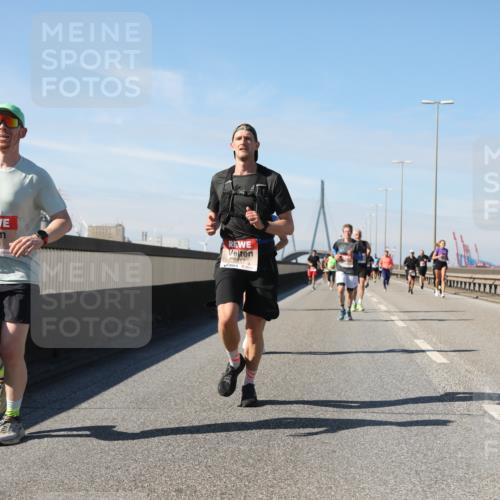 03.10.2025 - Köhlbrandbrückenlauf Yannick Fuchs http://msf.ph/oto/9188304 03.10.2025 11:47:15 Position 3 5845, 5617, 4856 meine-sportfotos.de