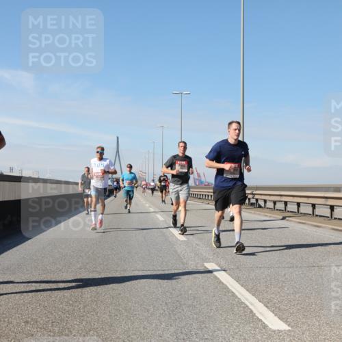 03.10.2025 - Köhlbrandbrückenlauf Yannick Fuchs http://msf.ph/oto/9188393 03.10.2025 11:47:27 Position 3 098 meine-sportfotos.de