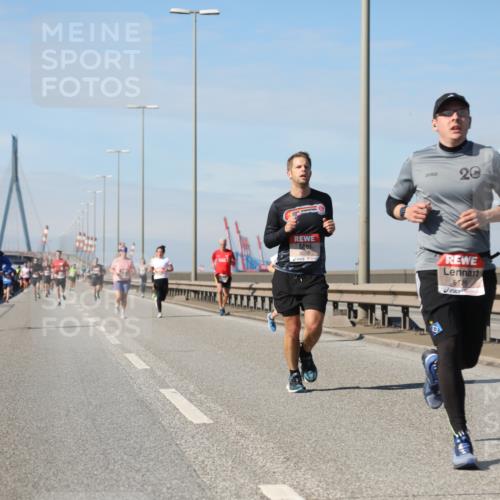 03.10.2025 - Köhlbrandbrückenlauf Yannick Fuchs http://msf.ph/oto/9188437 03.10.2025 11:47:32 Position 3 20, 6018 meine-sportfotos.de