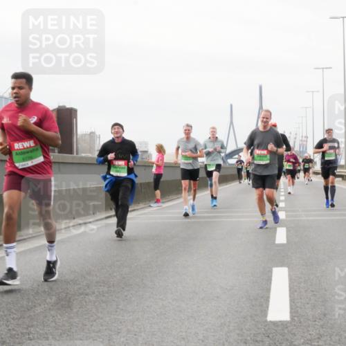 03.10.2025 - Köhlbrandbrückenlauf Matties Gatica Varas http://msf.ph/oto/9188476 03.10.2025 15:54:25 Position 3 8776, 9341 meine-sportfotos.de